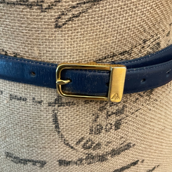 Vintage 80s LIZ CLAIBORNE  Navy blue Leather 80’s statement logo Belt Gold Thin - Picture 3 of 14